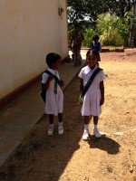 Två elever på skolan på Sri Lanka